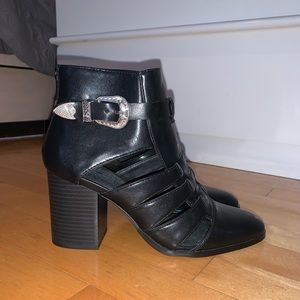 [7]👢NWOT - F21 buckled cutout booties